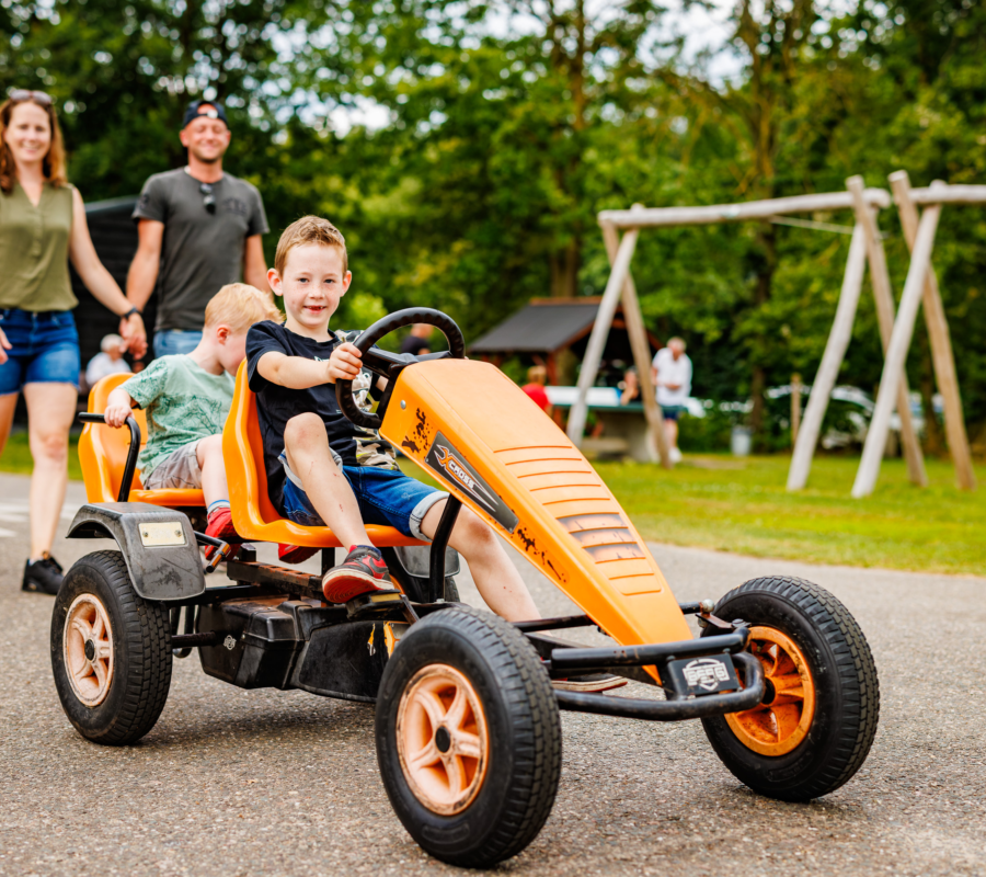 Rond rijden met een skelter over Vakantiepark de Luttenberg