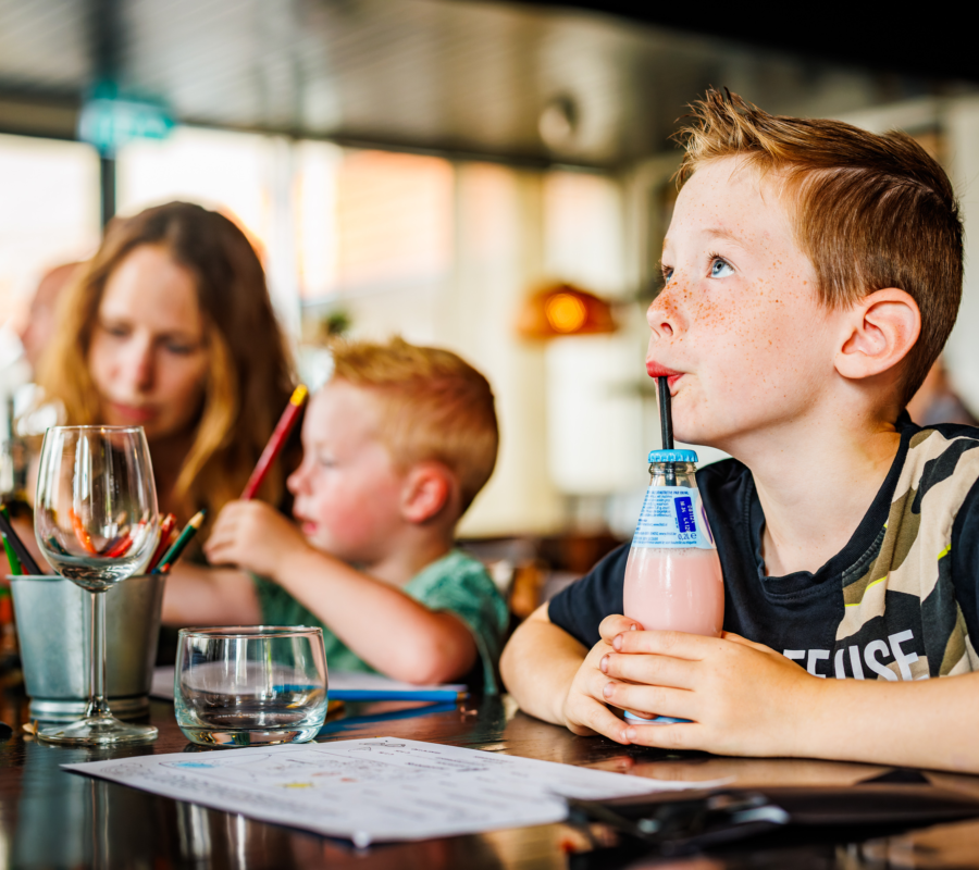 Gezin dat een drankje benuttigd in de brasserie van Luttenberg