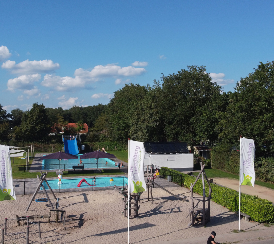 Buitenzwembad en speeltuin de luttenberg