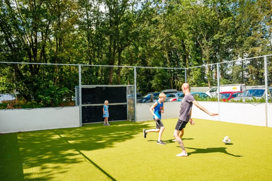 Speeltuin voetballen gezin