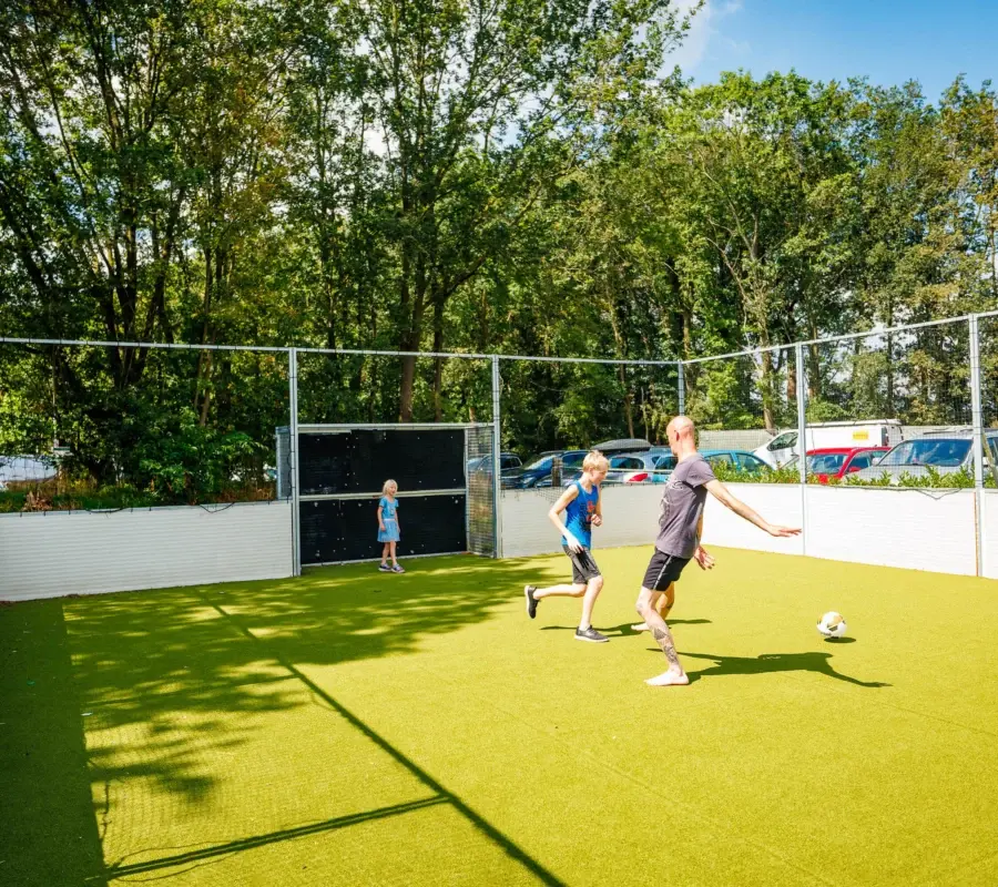 Speeltuin voetballen gezin